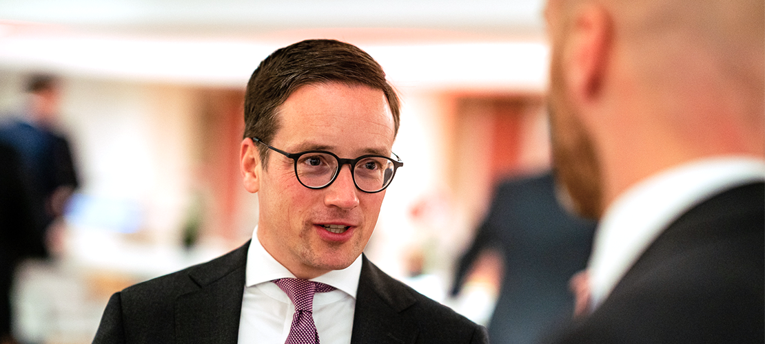 Ein Portfolio Manager von Lupus alpha im Gespräch mit einer weiteren Person.